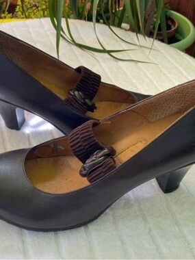 Eurosoft Women’s Brown Leather Mid Heel Pumps size 9.5